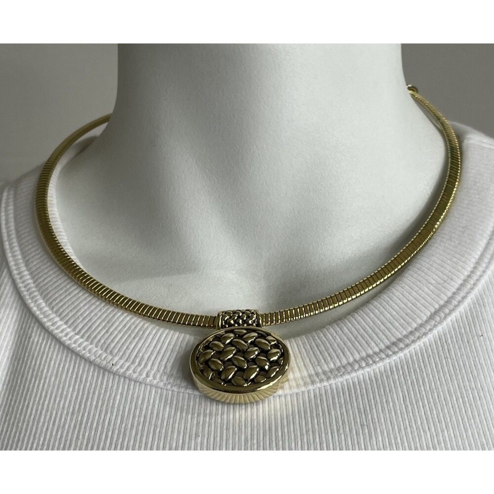 Stunning Gold Toned Woven Textured Pendant Choker Style Necklace 16”